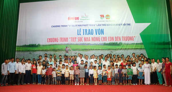 Trao vốn chương trình “Tiếp sức nhà nông cho con đến trường” tại Vĩnh Long