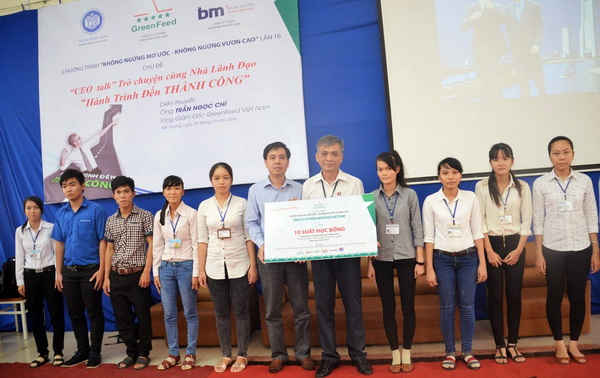 Trao học bổng chương trình “Không ngừng mơ ước, không ngừng vươn cao” tại Đại học Tiền Giang