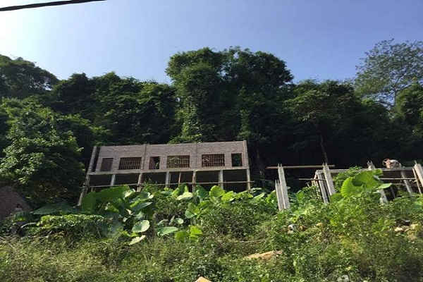 Ông Nguyễn Văn Viện đồng loạt xây dựng tám căn nhà kiên cố xâm hại hồ Ba Bể.