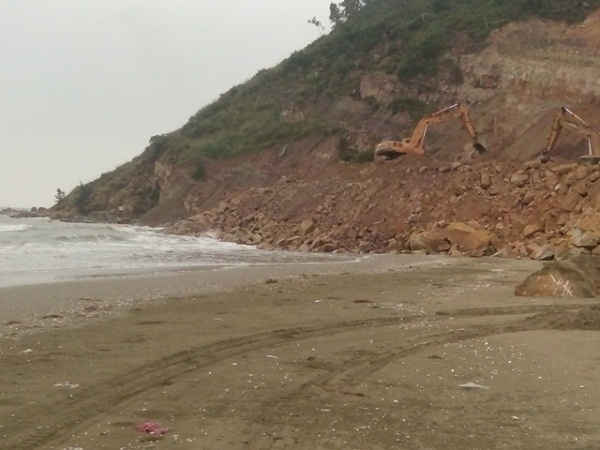 Một lượng lớn đất đá đã được đổ xuống biển để san lấp mặt bằng.