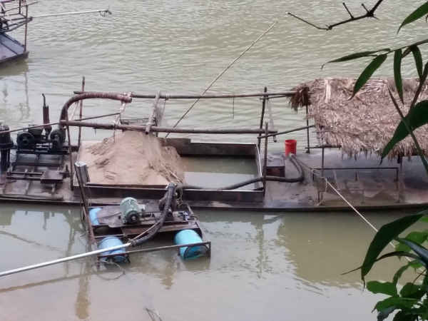 Tàu hút cát trái phép cập bến ở Thị trấn Vĩnh Tuy, huyện Bắc Quang