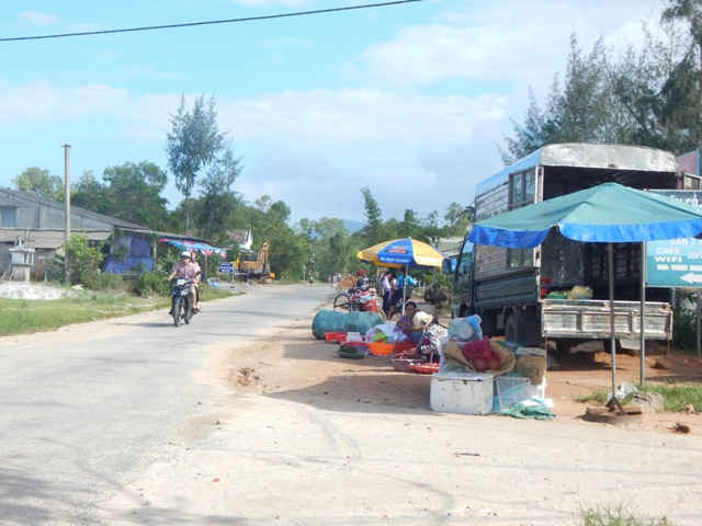 Chợ thì bỏ hoang, trong khi đó người dân lại lấn chiếm lòng lề đường để kinh doanh buôn bán