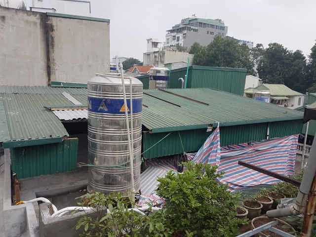 Tầng cao nhất của nhà bà Huệ (mới xây xong) hiện tại đã cao ngang bằng các nhà xung quanh