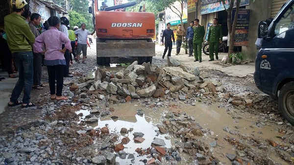 Nhưng rất đông người dân ra ngăn cản
