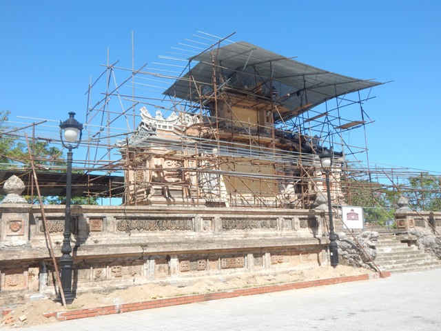 Trùng tu Bia Quốc học Huế