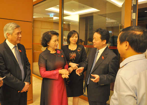 Chủ tịch Quốc hội Nguyễn Thị Kim Ngân trao đổi với các đại biểu bên hành lang Quốc hội sáng 15/11. Ảnh: Việt Hùng