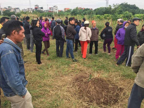Hàng trăm cư dân khu phố Bắc Cầu hoảng loạn trước việc chỉ trong một đêm, cả chục ngôi mộ mới xuất hiện tại nơi họ trồng hoa màu từ bao năm nay