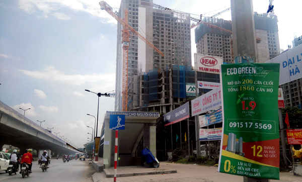 Hiện nay, trên nhiều tuyến phố ở thủ đô tình trạng treo quảng cáo BĐS khắp các gốc cây, cột đèn chiếu sáng.