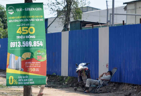Những biển quảng cáo này được treo ở những nơi đông người qua lại như: Cổng trường, trạm xe buýt, khu đông dân cư...