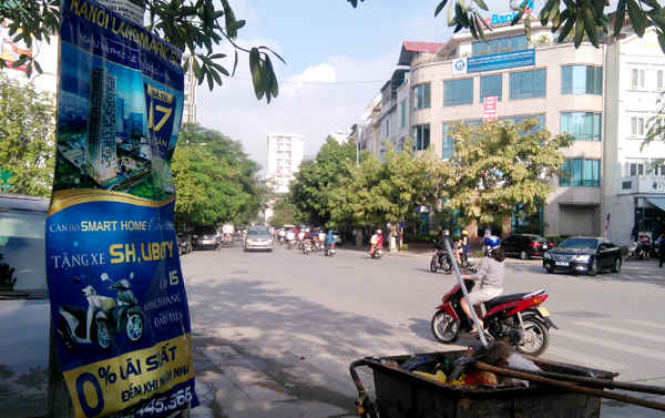 Tại các khu đô thị, người dân rất dễ bắt gặp những tấm biển quảng cáo như thế này