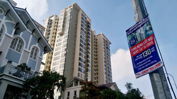 Tình trạng những biển quảng cáo BĐS treo trên cột đèn, gốc cây làm bộ mặt đô thị trở nên nhếch nhác