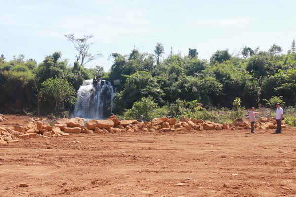 Bãi đá Đắk Kut nằm trong quần thể du lịch thác Cột Đá của thị xã Gia Nghĩa