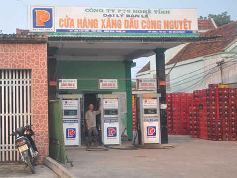 Một cửa hàng xăng dầu xâm phạm nhãn hiệu Petrolimex cũ. (Ảnh: Báo Công Thương)
