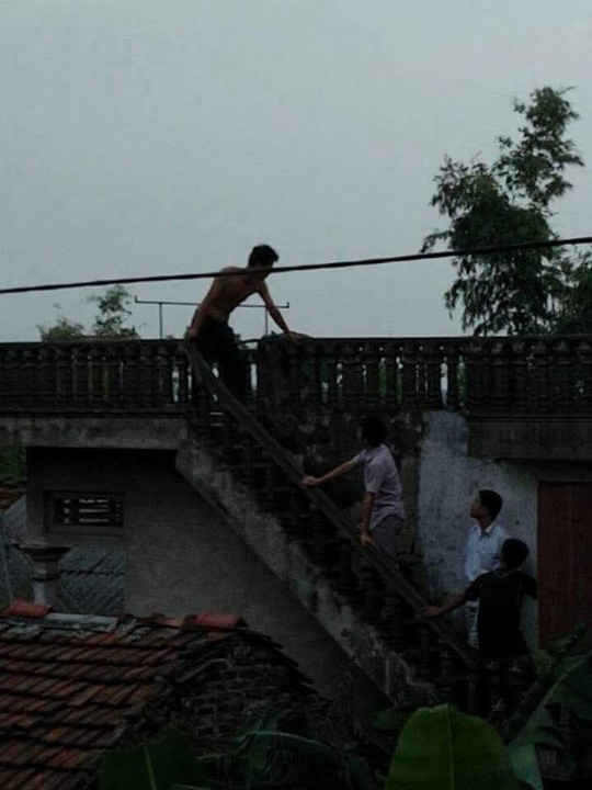 Người dân vây bắt nam thanh niên