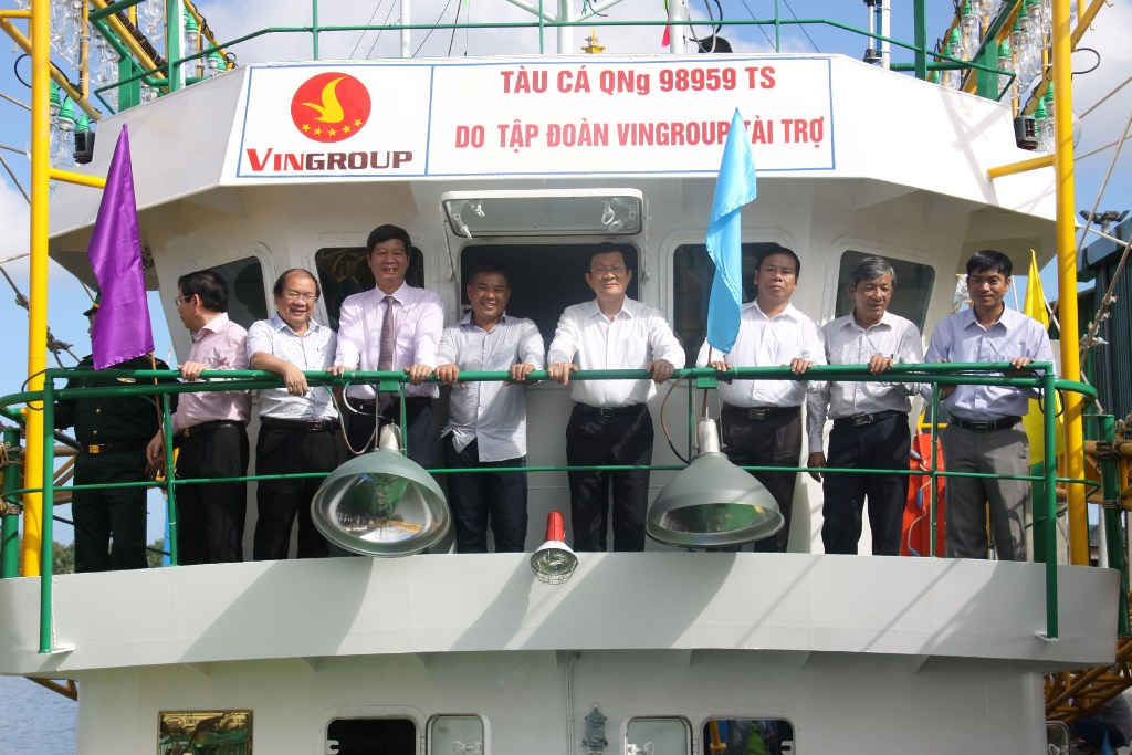 Nguyên Chủ tịch nước Trương Tấn Sang cùng lãnh đạo tỉnh Quảng Ngãi dự lễ bàn giao