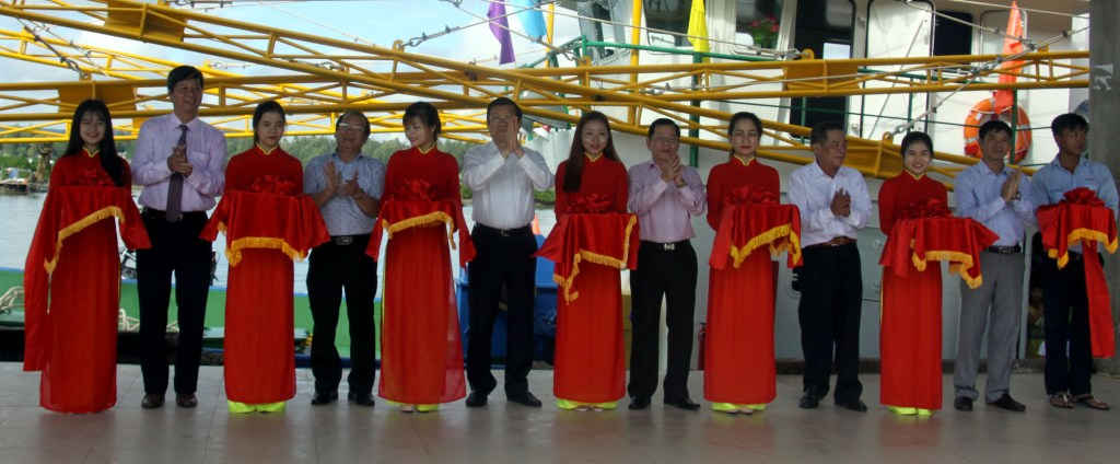 Cắt băng khánh thành và bàn giao tàu cá vỏ thép cho ngư dân Quảng Ngãi