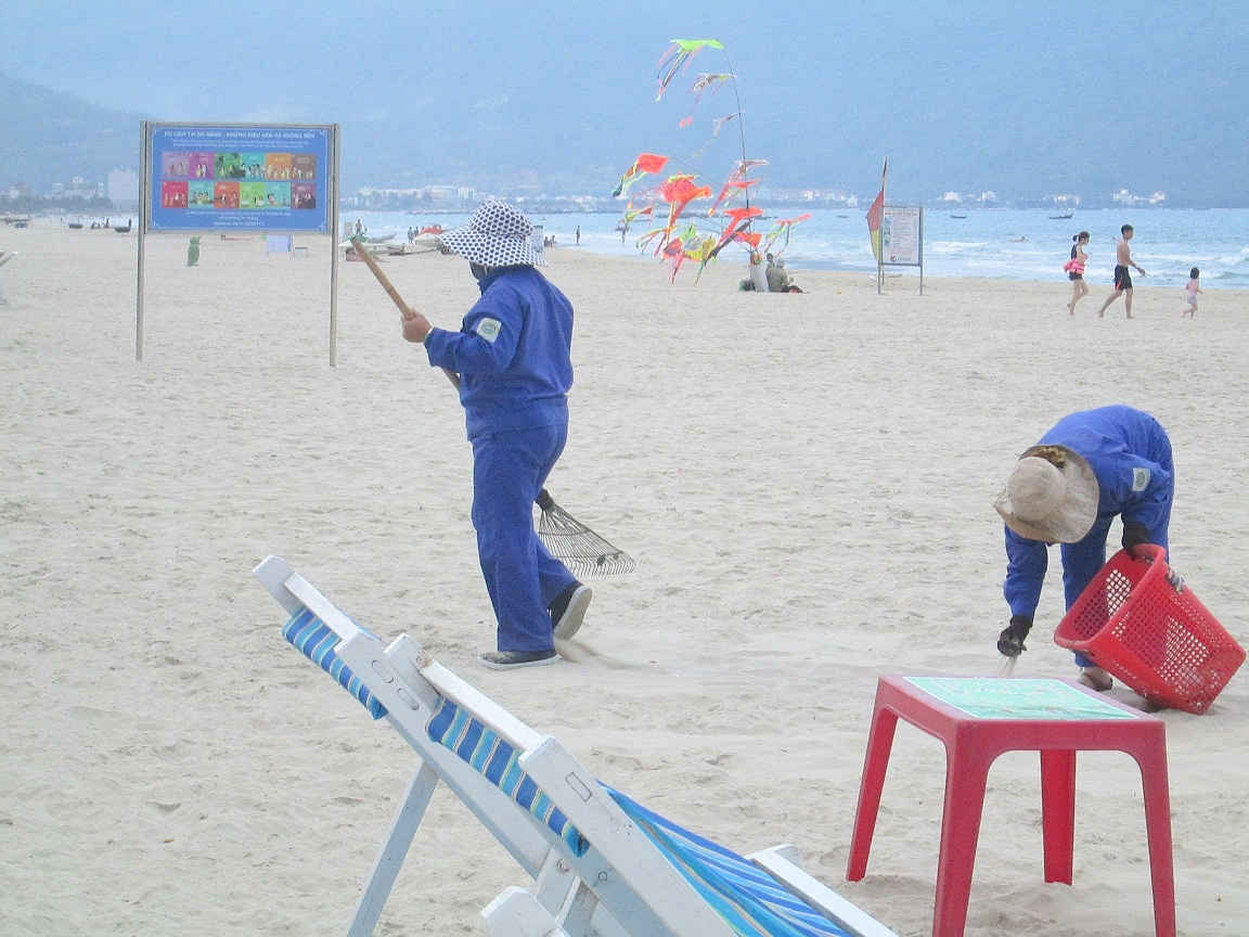Tại các bãi biển Đà Nẵng, dọn vệ sinh môi trường thu gom rác thải mỗi ngày