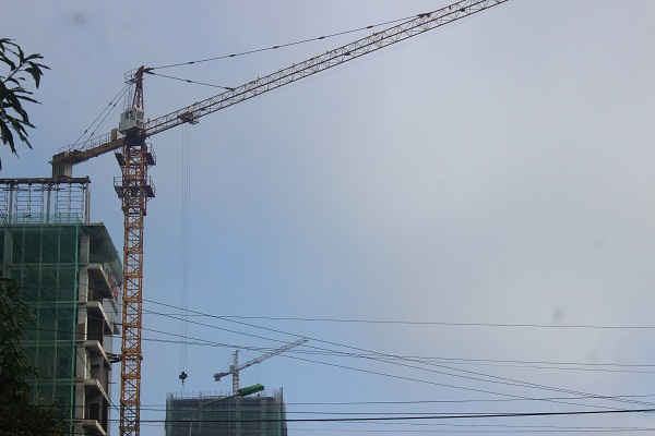 Hình ảnh cần trục tháp mất gây nguy cơ mất an toàn tại các công trình xây dựng ở TP Vinh