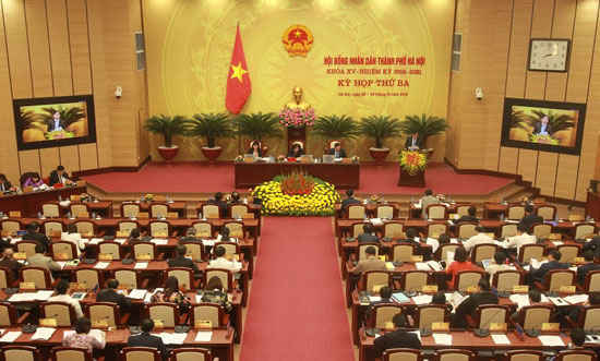 Sáng 6/12, HĐND TP Hà Nội đã thảo luận và thông qua Nghị quyết Danh mục các dự án thu hồi đất năm 2017; Danh mục dự án chuyển mục đích đất trồng lúa, rừng phòng hộ trên địa bàn thành phố Hà Nội năm 2017 thuộc thẩm quyền của HĐND TP Hà Nội