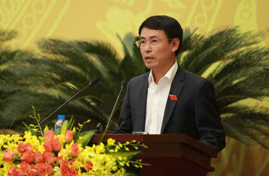 Giám đốc Sở Tài nguyên và Môi trường Nguyễn Trọng Đông đọc tờ trình. Ảnh: Phạm Hùng