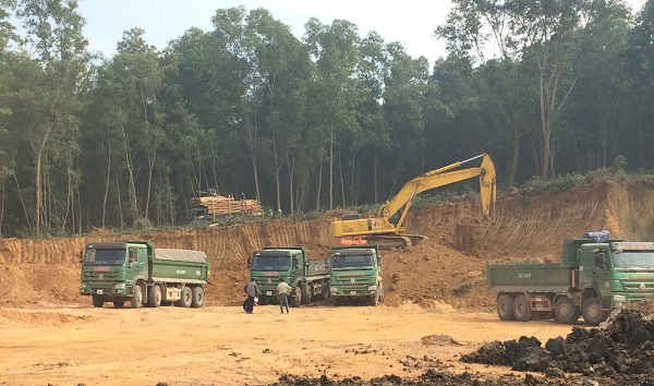Một khoảng lớn đất rừng bị đục khoét nham nhở