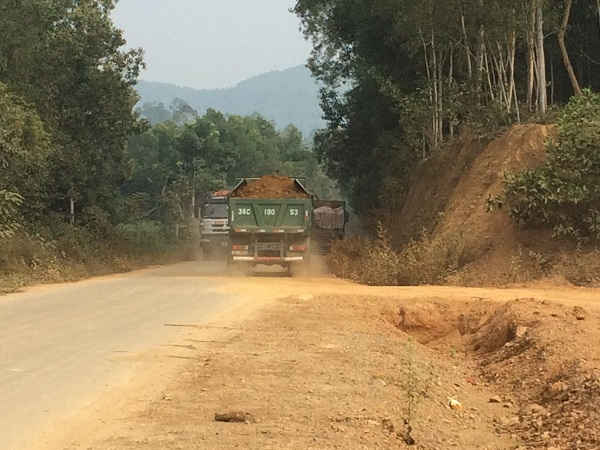 Xe vận chuyển quá khổ vẫn ngang nhiên lưu thông trên các tuyến đường
