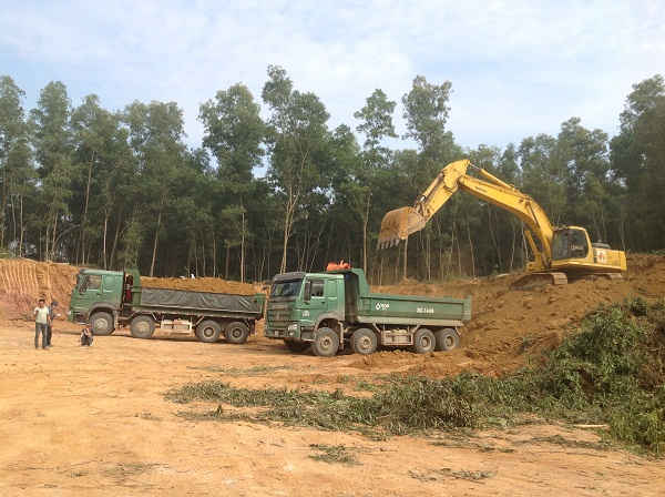 Một khoảng lớn đất rừng bị đục khoét nham nhở