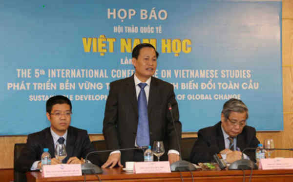 Phó Giám đốc ĐHQGHN Nguyễn Hữu Đức thông tin về Hội thảo quốc tế Việt Nam học lần thứ 5
