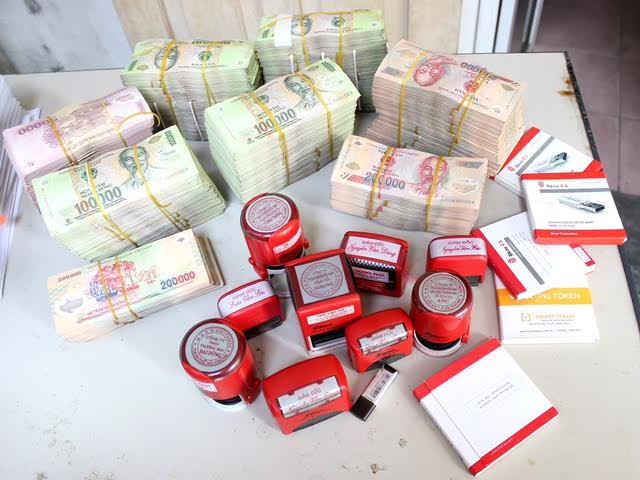 800 triệu tiền mặt và 4 con dấu giả