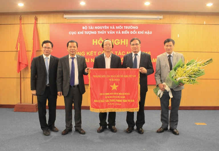 Thứ trưởng Võ Tuấn Nhân trao Bằng khen của Chính phủ cho lãnh đạo Cục KTTV&BĐKH