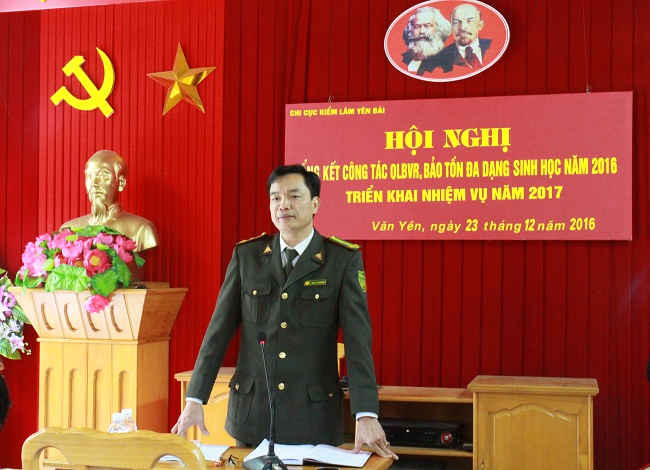 Ông Kiều Tư Giang – Phó Chi cục trưởng Chi cục Kiểm lâm, Giám đốc BQL khu BTTN Nà Hẩu chủ trì hội nghị và trực tiếp trả lời, tiếp nhận sáng kiến đóng góp đến từ các xã trên địa bàn huyện Văn Yên về công tác bảo vệ rừng 