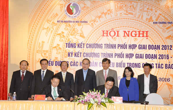 Ủy viên Bộ Chính trị, Chủ tịch Ủy ban TƯ MTTQVN Nguyễn Thiện Nhân và các đạo biểu chứng kiến Lễ ký kết Chương trình phối hợp giai đoạn 2016 - 2020 giữa Bộ TN&MT và Ủy ban Trung ương MTTQ Việt Nam trong công tác bảo vệ môi trường