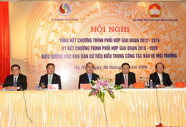 Ủy viên Bộ Chính trị - Chủ tịch Ủy ban TƯ MTTQVN Nguyễn Thiện Nhân (giữa), Bộ trưởng Bộ TN&MT Trần Hồng Hà (thứ hai từ trái qua) cùng lãnh đạo Bộ TN&MT và MTTQVN chủ trì hội nghị chiều 26/12