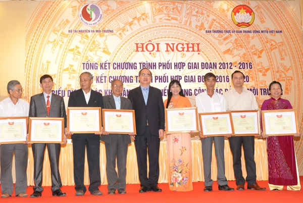 Ủy viên Bộ Chính trị - Chủ tịch Ủy ban TƯ MTTQVN Nguyễn Thiện Nhân trao bằng khen cho các đơn vị có thành tích xuất sắc trong phong trào toàn dân bảo vệ môi trường