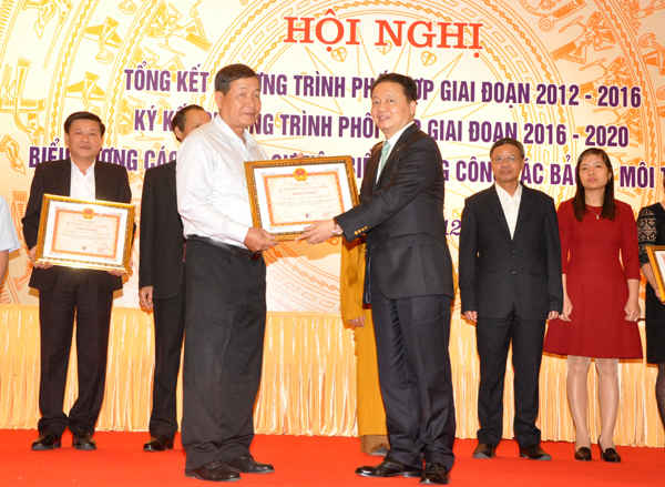 Bộ trưởng Bộ TN&MT Trần Hồng Hà trao bằng khen cho các đơn vị có thành tích xuất sắc trong phong trào toàn dân bảo vệ môi trường