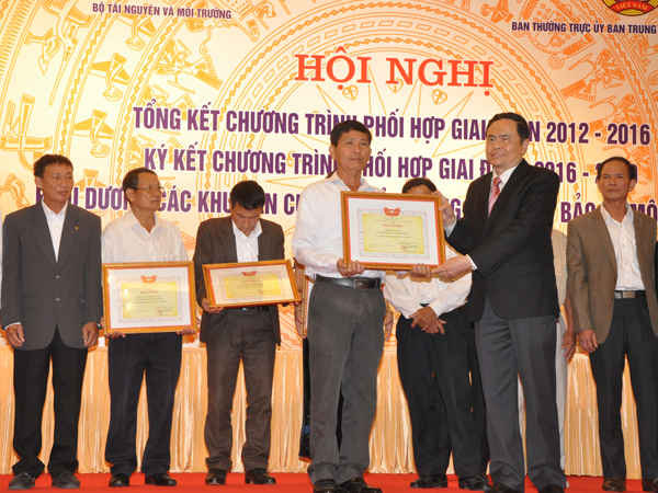 Phó Chủ tịch kiêm TTK TƯ MTTQVN Huỳnh Thanh Mẫn trao bằng khen cho các đơn vị có thành tích xuất sắc trong phong trào toàn dân bảo vệ môi trường