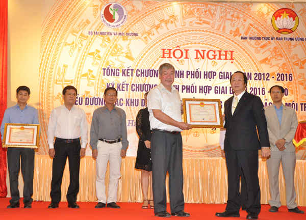 Bộ trưởng Bộ TN&MT Trần Hồng Hà trao bằng khen cho các đơn vị có thành tích xuất sắc trong phong trào toàn dân bảo vệ môi trường