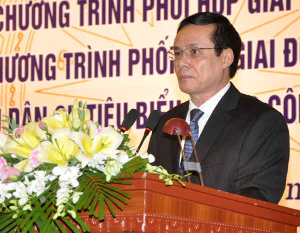 Trình bày báo cáo kết quả hoạt động phối hợp giữa MTTQVN và ngành TN&MT trong 5 năm 2012-2016, Phó Chủ tịch MTTQVN Lê Bá Trình 