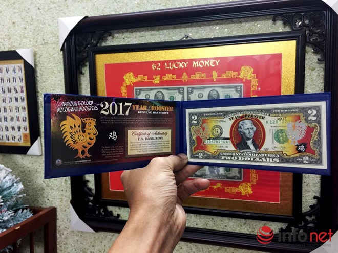 Đi kèm tờ tiền này tấm bìa và bao lì xì. Tờ giấy có sẵn trên tấm bìa thể hiện những thông tin về tờ tiền và nhà phát hành là Cục Khắc dấu và in ấn của Mỹ.