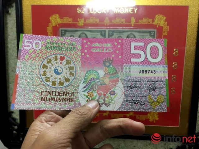 Hình ảnh con gà cách điệu với màu sắc sặc sỡ trên tờ tiền Kamberra có mệnh giá 50 Numismas của Úc này được bán với giá 100 ngàn đồng. 