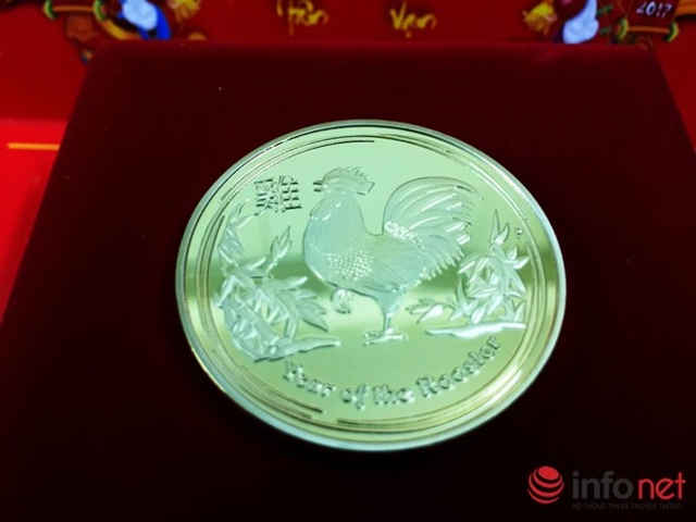 Nếu khách mua lẻ, giá bán 1 đồng xu chạm nổi hình con gà phủ màu vàng này là 200 ngàn đồng. 