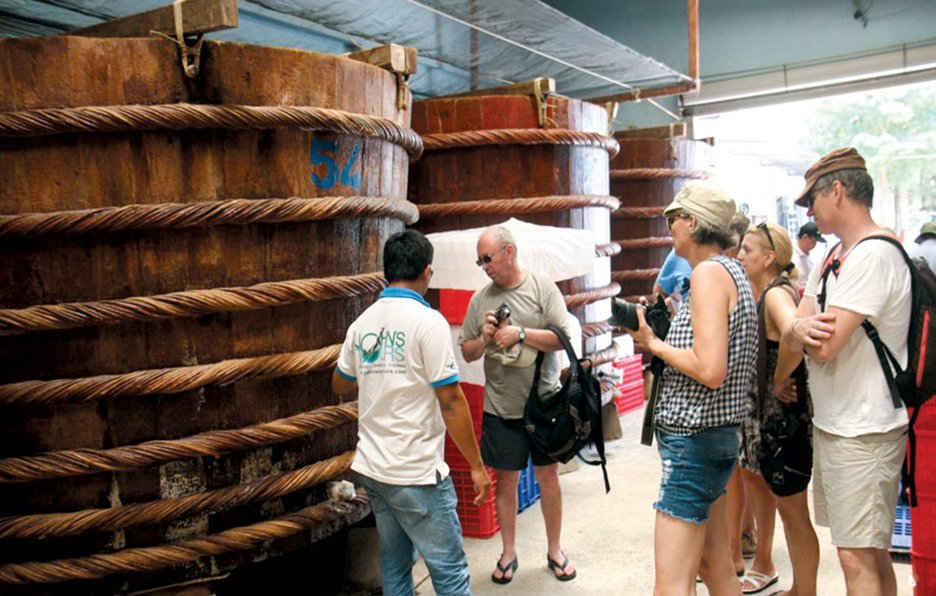 Nuôi trồng, khai thác, chế biến thủy sản, nước mắm tại Cà Ná là những ngành sản xuất lâu đời, có thương hiệu của Ninh Thuận, trong đó nước mắm Cà Ná là sản phẩm rất nổi tiếng