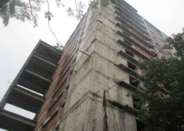 Qua nhiều năm bỏ hoang, cao ốc phủ kín rêu phong