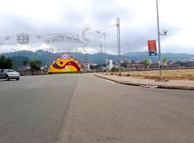 Thửa đất rộng hơn 4000m2 với 4 mặt tiền nằm giữa trung tâm TP Lào Cai đã bị thu hồi với lý do mà theo như lời Giám đốc Công ty Kinh Bắc là hoàn toàn trái pháp luật