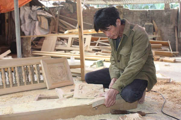 Công đoạn đục, đẽo, tạo dáng để hoàn thiện một ngôi nhà thờ bằng gỗ