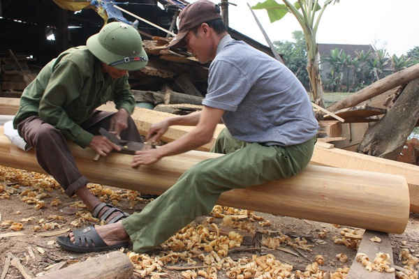 Công đoạn đục, đẽo, tạo dáng để hoàn thiện một ngôi nhà thờ bằng gỗ