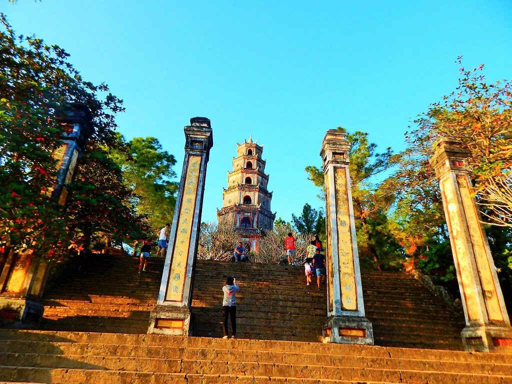 Hằng ngày Chùa Thiên Mụ đón hàng trăm lượt khách đến thăm quan