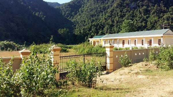 Các công trình như trường học khá khang trang cũng cùng chung số phận