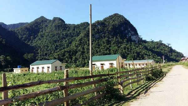 Các công trình như trường học khá khang trang cũng cùng chung số phận