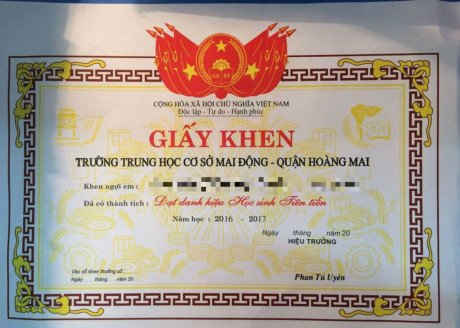Giấy khen không có xác nhận của nhà trường dường như vô giá trị. Ảnh FBer